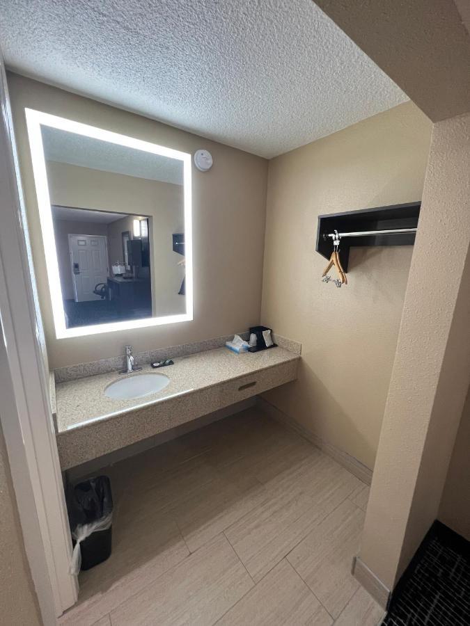 Super 8 By Wyndham Paducah I-24 Exit 4 Hotel Bagian luar foto