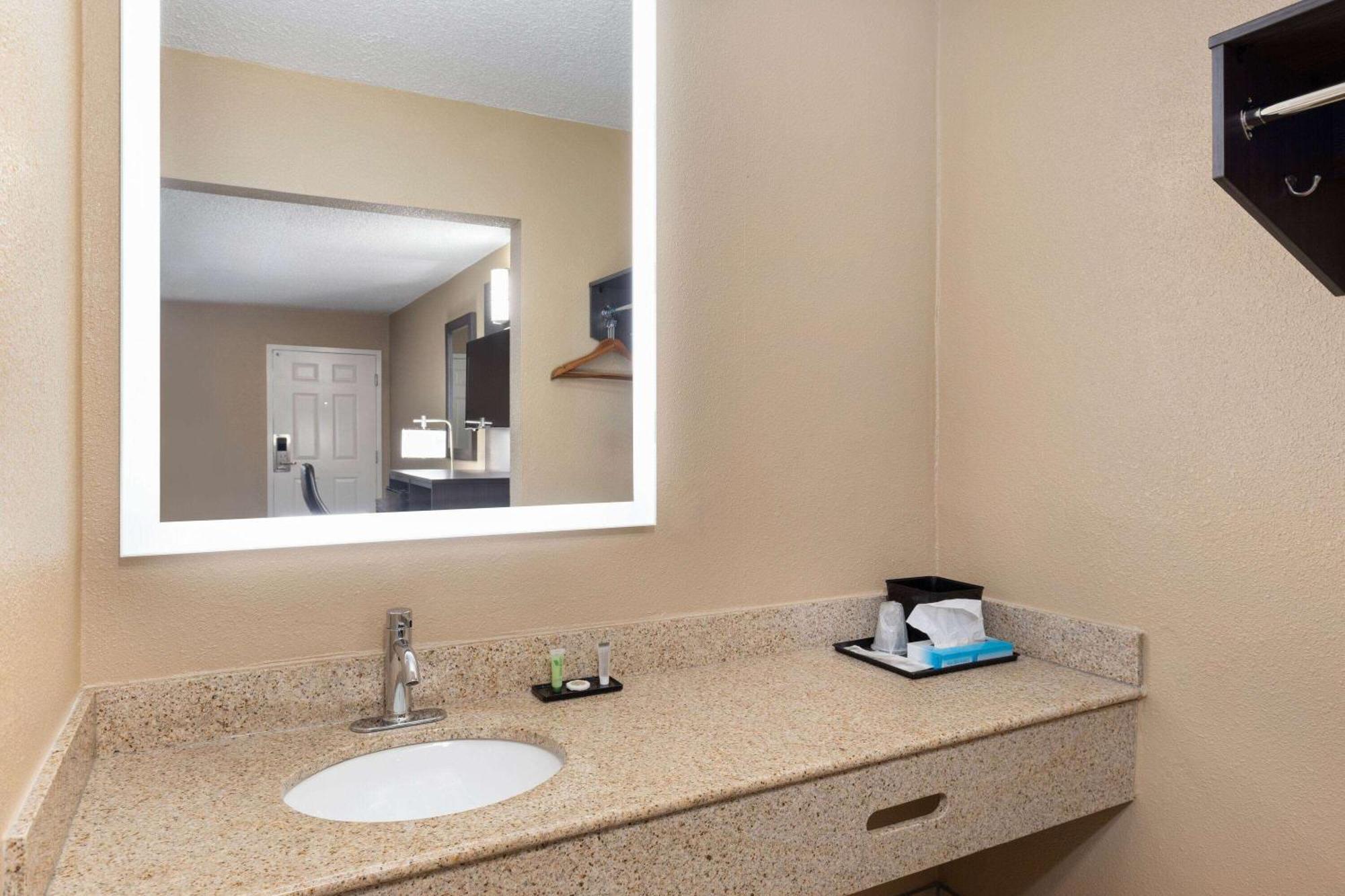 Super 8 By Wyndham Paducah I-24 Exit 4 Hotel Bagian luar foto
